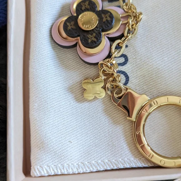 Louis Vuitton Flower Bag Charm. - Picture 8 of 13